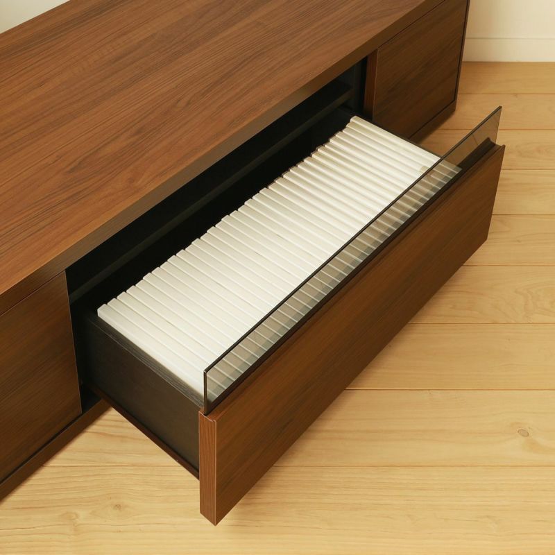 [引き出し収納]DVDやリビング小物の収納に使える引き出し収納。DVDはタイトル面を上にして約43枚収納できます。