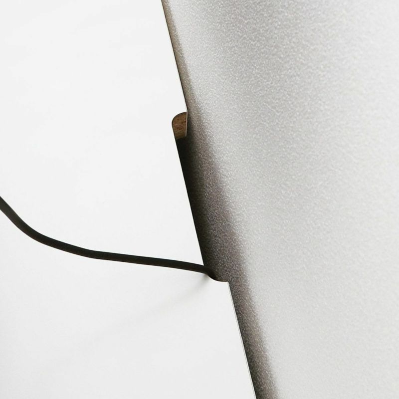 [テレビなどの配線用加工]天板には配線を通す加工があるので、テレビなどの配線を後ろに通してすっきりまとめることができます。※画像はWH色