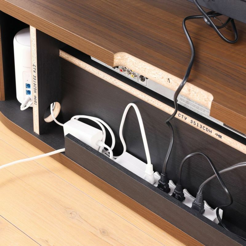 [配線をきれいにまとめる電源タップ収納]背面に電源タップを収納できます。複数の電源コードもきれいにまとめられます。