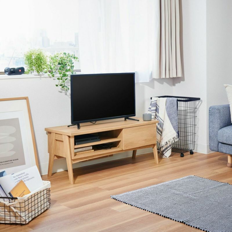 [包み込む木立のぬくもりと幸せ]無垢材で作られたようなクラフト感のある脚が魅力のテレビ台。軽やかな印象と木のぬくもりで、くつろぎと癒しを与えます。