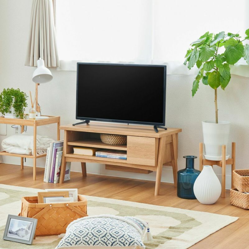 [包み込む木立のぬくもりと幸せ]無垢材で作られたようなクラフト感のある脚が魅力のテレビ台。軽やかな印象と木のぬくもりで、くつろぎと癒しを与えます。