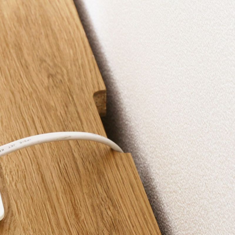 [テレビなどの配線用加工]天板に配線を通す加工があるので、テレビなどの配線を後ろに通してすっきりまとめることができます。