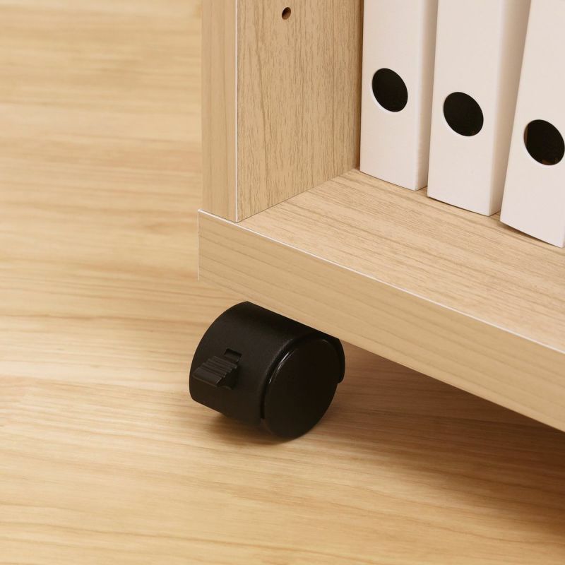 [移動させやすいキャスター付き]キャスター付きなので簡単に動かせます。デスクの下から出し入れしたり、必要なときだけ引き寄せて使ったりできます。