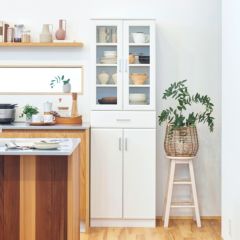 [“すっきり” 毎日を晴れやかに]白とシルバーが清潔感のある食器棚。大容量の収納力でキッチンがすっきり片づいて使いやすくなります。