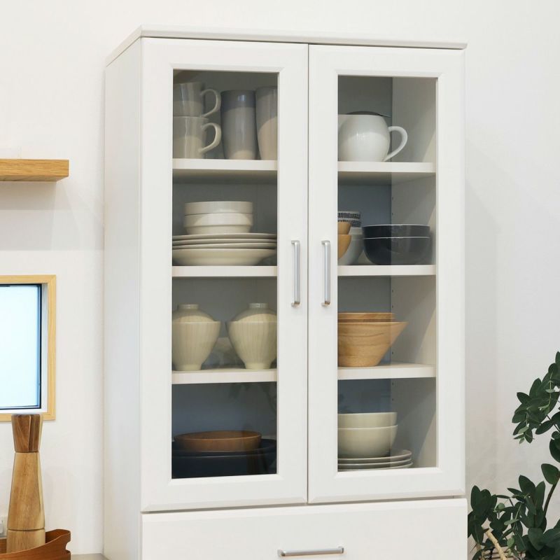 [収納物が見やすいガラス扉]ガラス扉は扉の中が見えるので、食器やストック品などの収納におすすめです。
