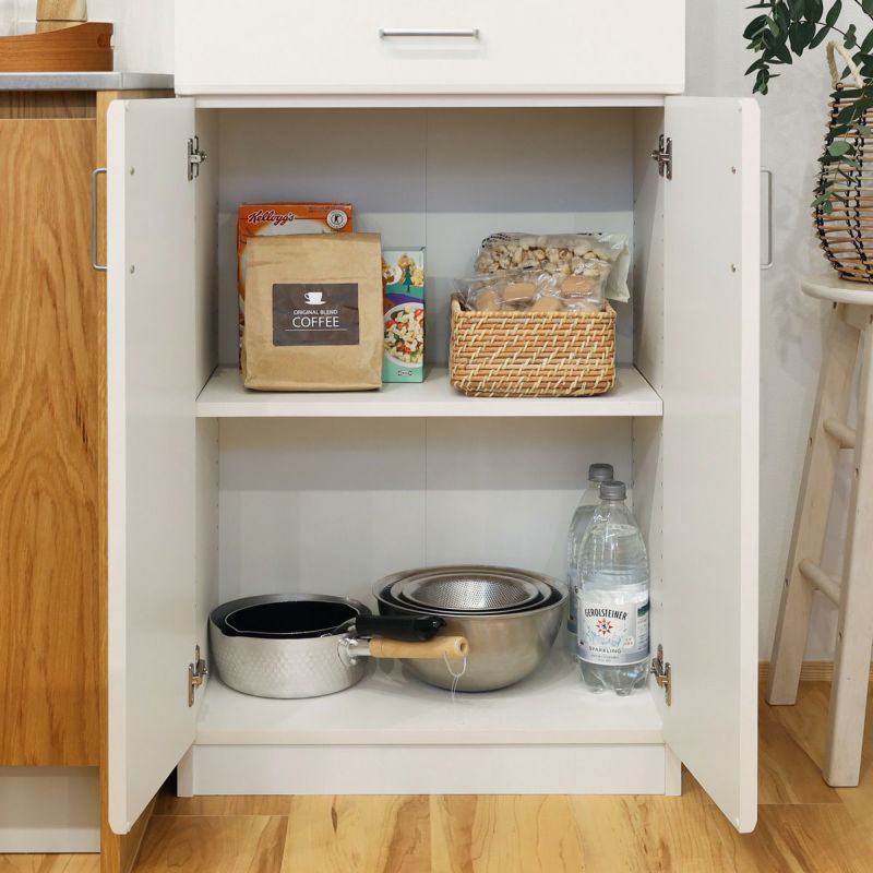 [木製扉で隠す収納]木製の扉は生活感が出やすい鍋やボウルなどのキッチン用品を隠して収納できます。
