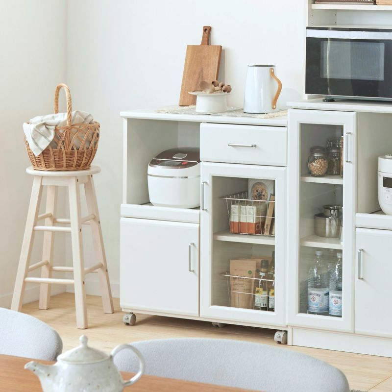 [一人暮らしにぴったりのオールインワン収納]キッチン家電や食器類を一か所に収納できる、一人暮らしにぴったりのコンパクトなオールインワン収納です。