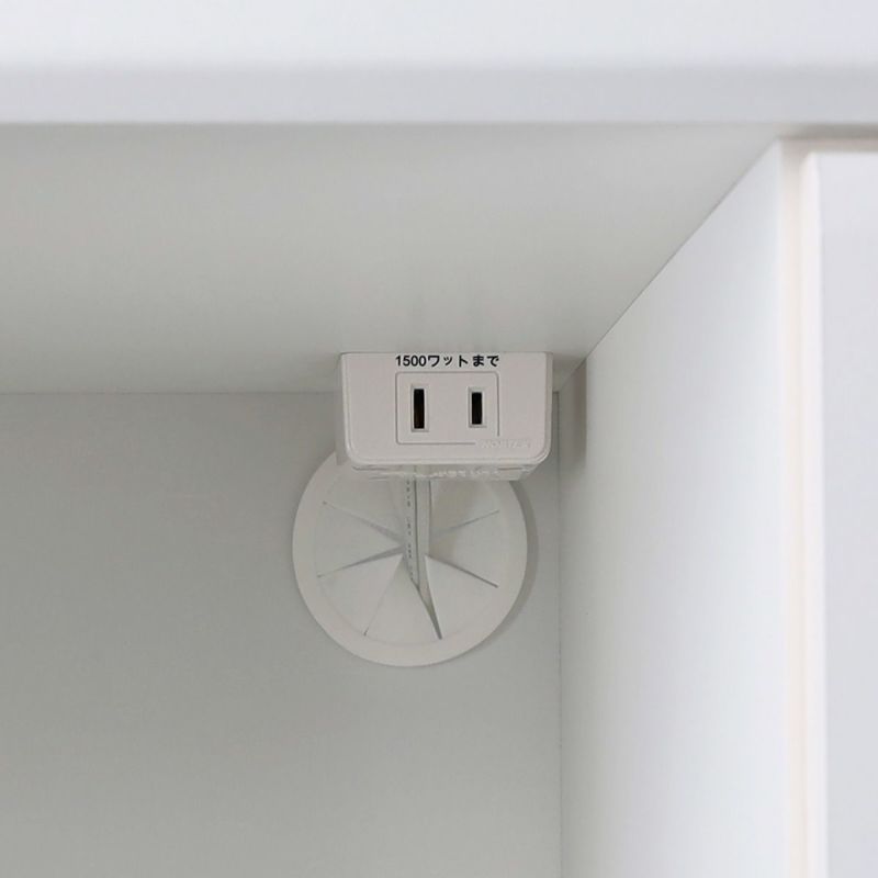 [1口コンセントと配線用ゴムコーダー]スライド棚のスペースには、1口コンセントと配線用ゴムコーダーが付いています。電源コードの長さを気にすることなく家電を収納できます。