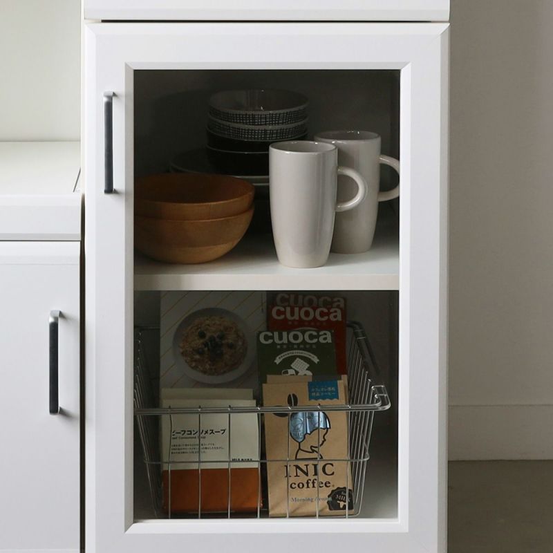 [収納物が見やすいガラス扉]ガラス扉は扉の中が見えるので、食器やストック品などの収納におすすめです。