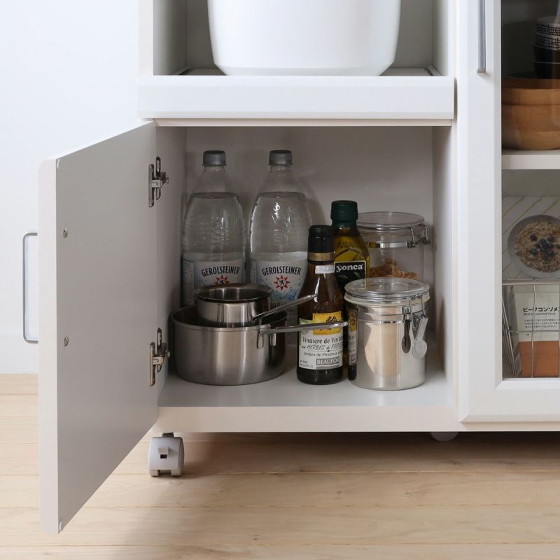 [木製扉で隠す収納]木製の扉は中が見えないので、生活感が出やすい鍋やボウルなどのキッチン用品を隠して収納できます。