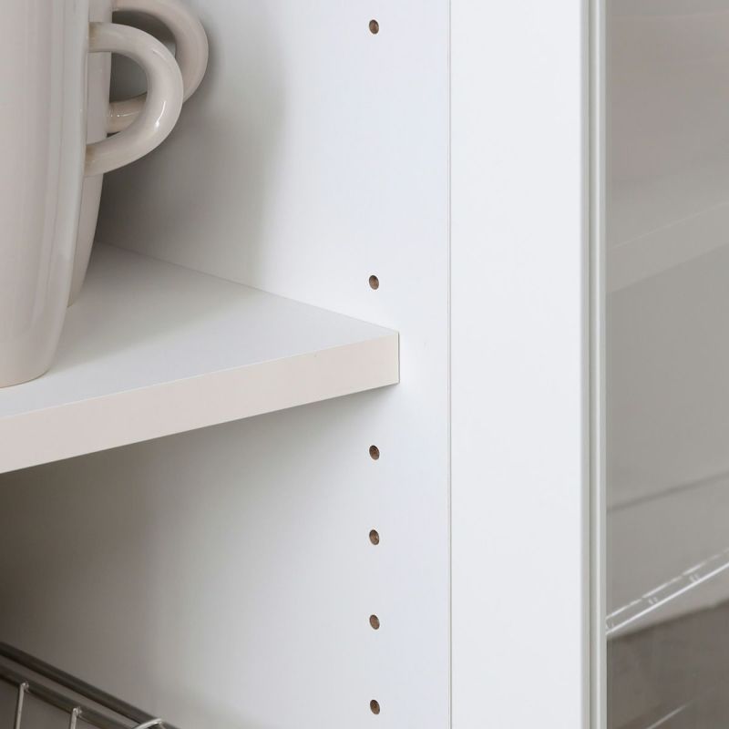 [高さを調節できる移動棚]棚板は3cm間隔で高さを調節できる移動棚。収納したい物に合わせて棚の高さを決めることができます。