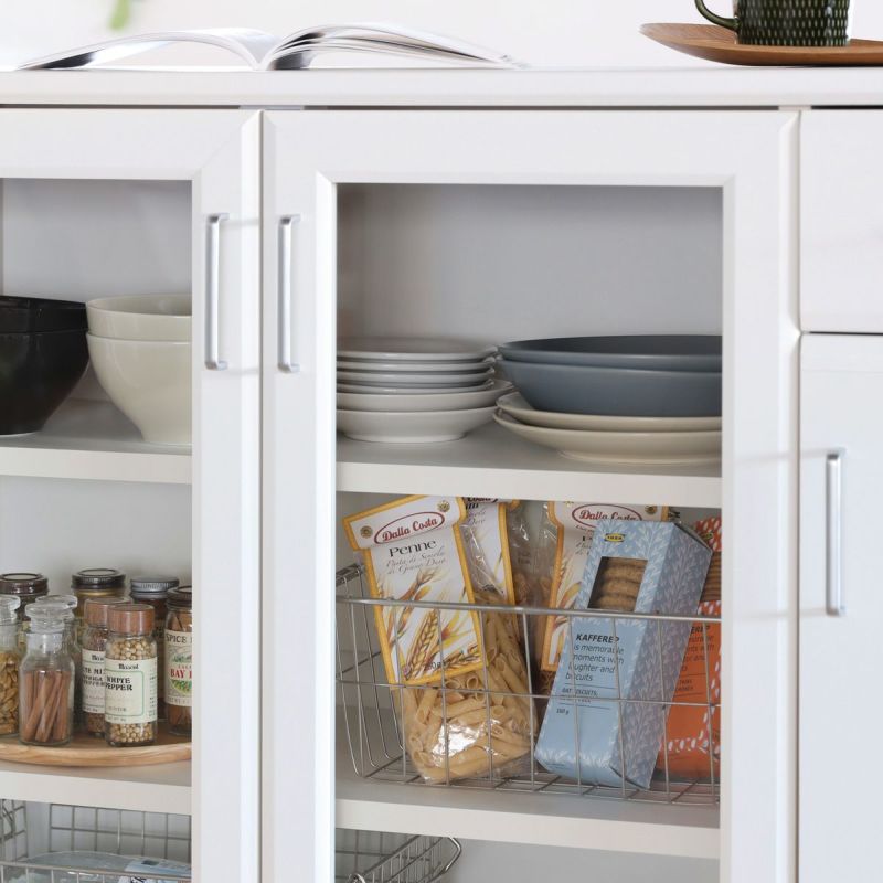 [収納物が見やすいガラス扉]ガラス扉は扉の中が見えるので、食器やストック品などの収納におすすめです。