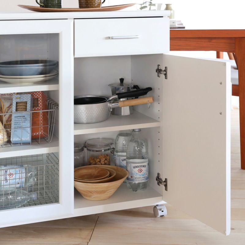 [木製扉で隠す収納]木製扉は生活感が出やすい鍋やボウルなどのキッチン用品を隠して収納できます。