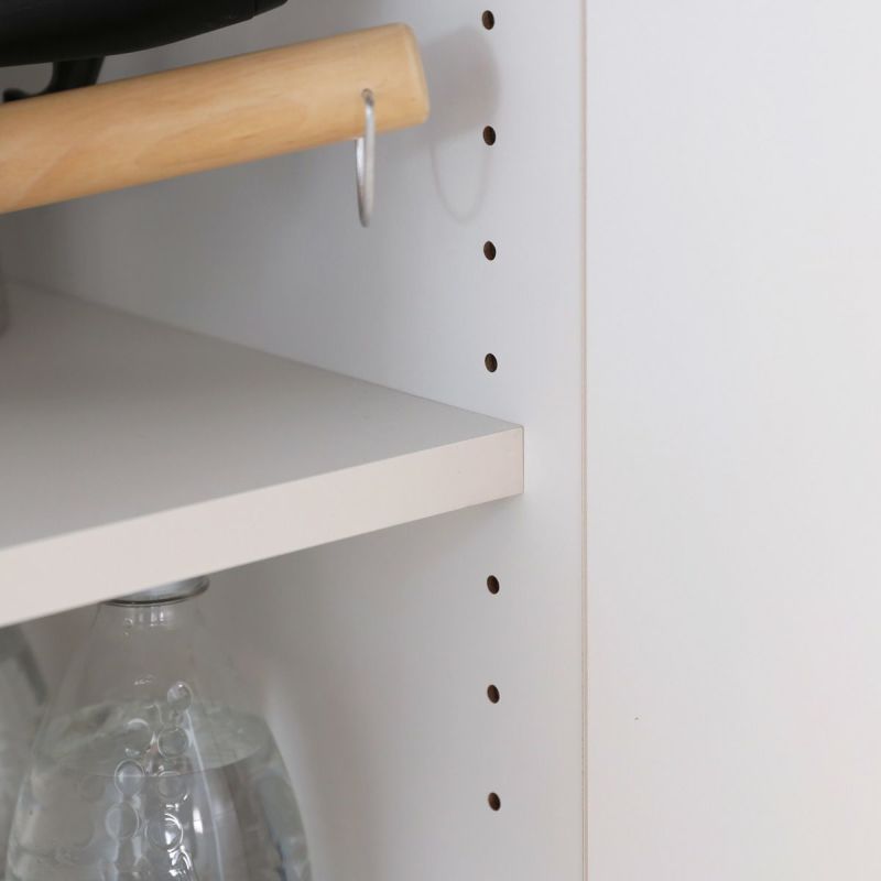 [高さを調節できる移動棚]棚板は3cm間隔で高さを調節できる移動棚。収納したい物に合わせて棚の高さを決めることができます。