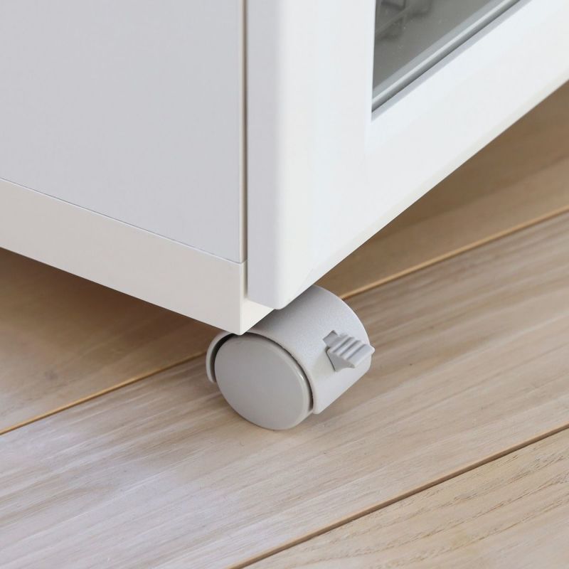 [ストッパー付きキャスター]移動に便利なキャスター付きです。そのうち2つにはストッパーも付いているので、作業するときには固定できます。