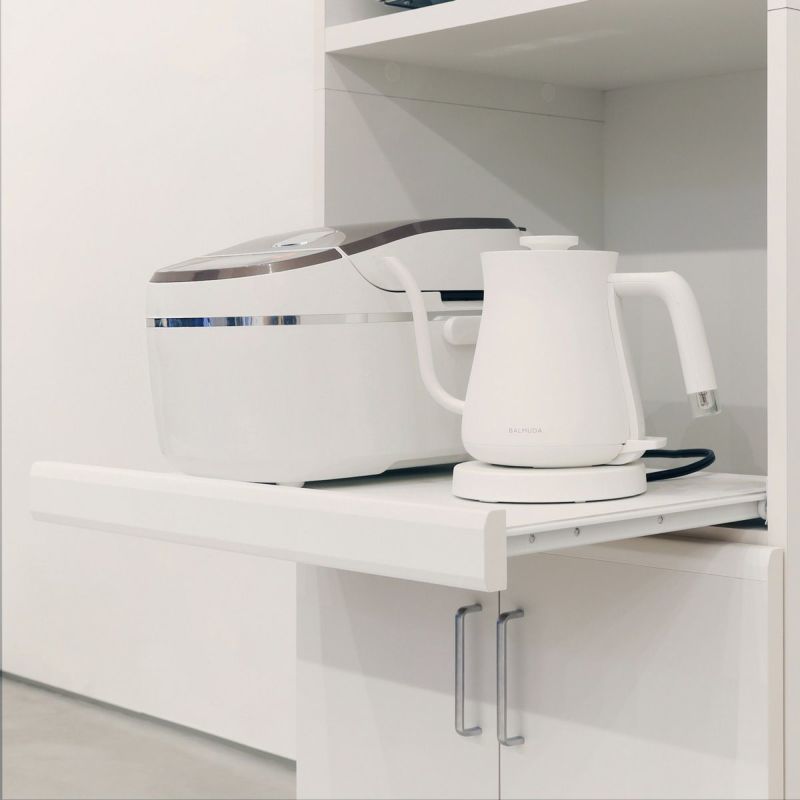 [引き出して使えるスライド棚付き]炊飯器などキッチン家電の収納に便利なスライド棚付き。棚を引き出して、キッチン家電をスムーズに使うことができます。
