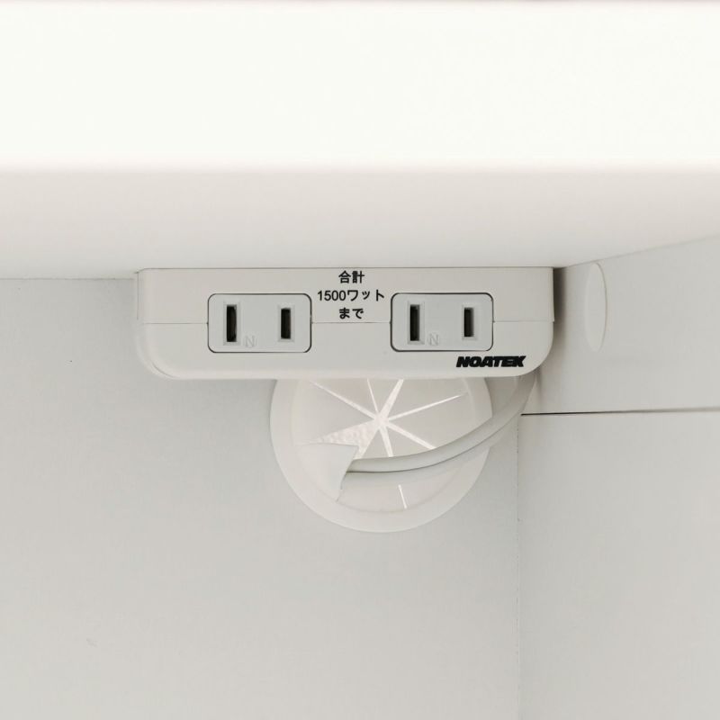 [2口コンセントと配線用ゴムコーダー]スライド棚のスペースには、2口コンセントと配線用ゴムコーダーが付いています。電源コードの長さを気にすることなく家電を収納できます。