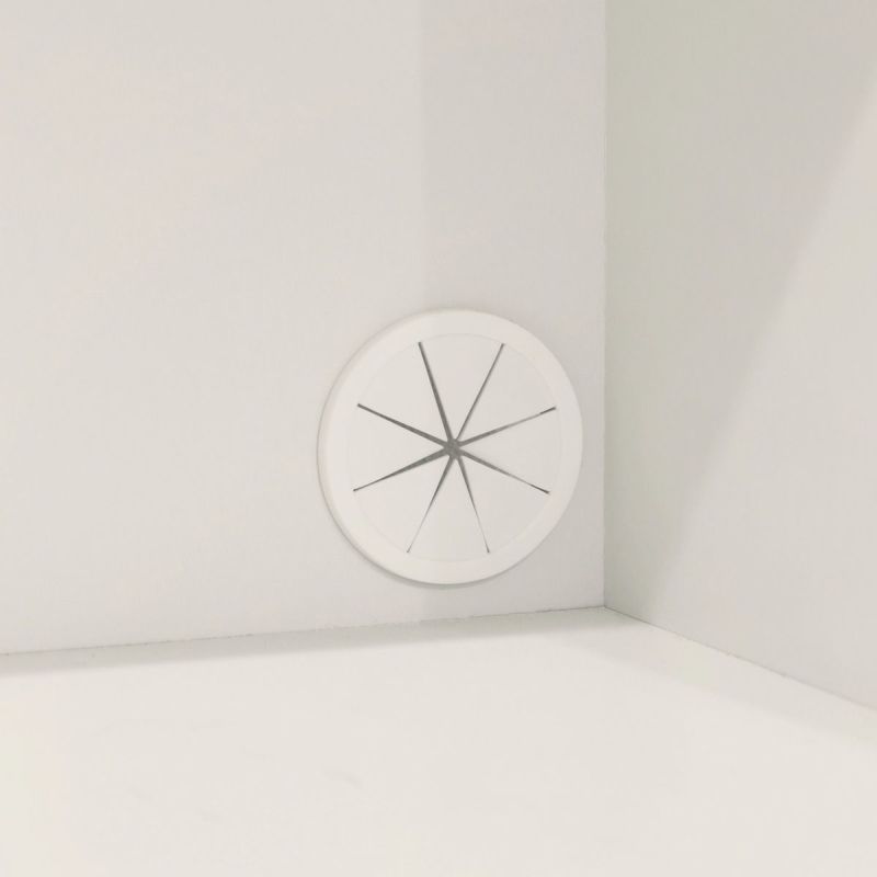 [電源コードを通せる配線用ゴムコーダー]レンジ置き場の背面には配線用ゴムコーダーが付いているので、家電の電源コードを通すことができます。