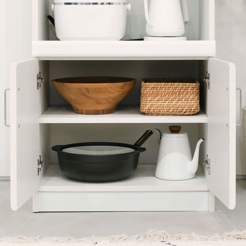 [木製扉で隠す収納]木製の扉は生活感が出やすい鍋やボウルなどのキッチン用品を隠して収納できます。