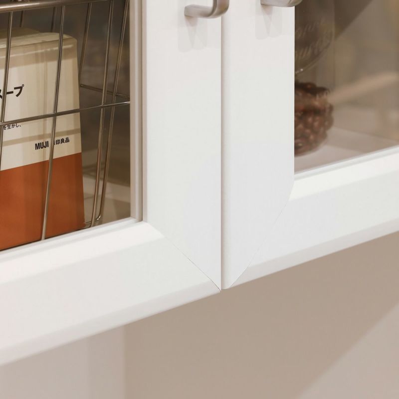 [立体的なデザイン]扉やスライド棚は角を取った立体的なデザインです。メリハリのある陰影で高級感を感じられる素敵なキッチンを演出します。