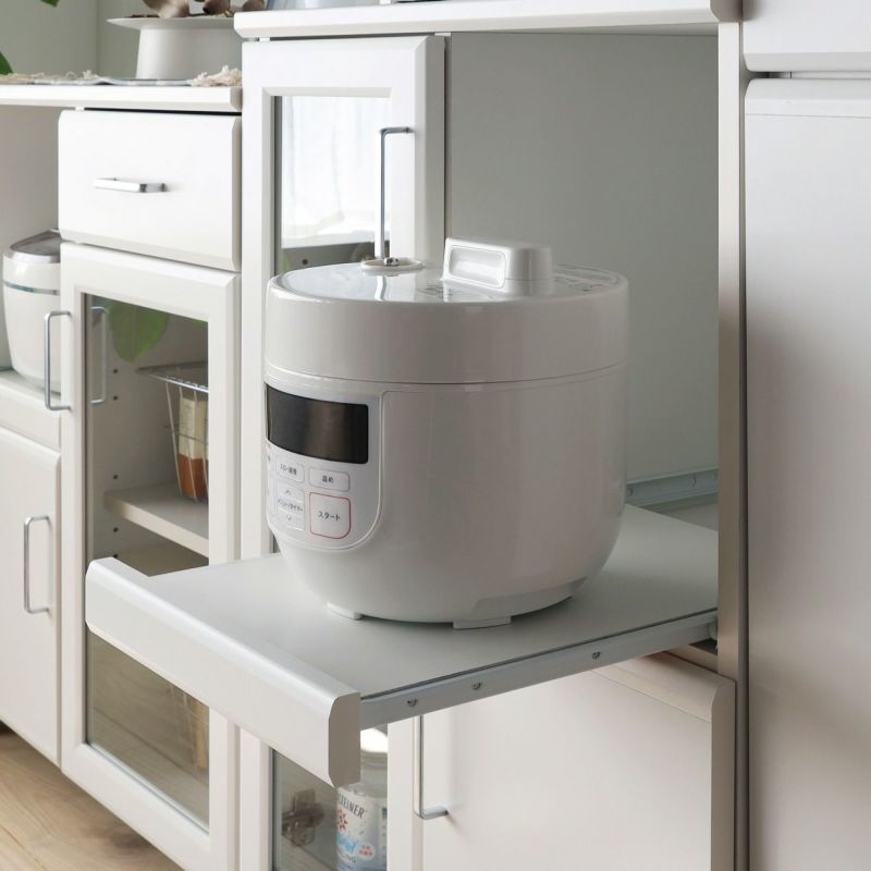 [引き出して使えるスライド棚付き]炊飯器などキッチン家電の収納に便利なスライド棚付き。棚を引き出して、キッチン家電をスムーズに使うことができます。