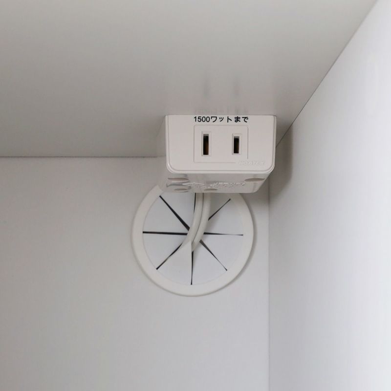 [1口コンセントと配線用ゴムコーダー]スライド棚のスペースには、1口コンセントと配線用ゴムコーダーが付いています。電源コードの長さを気にすることなく家電を収納できます。