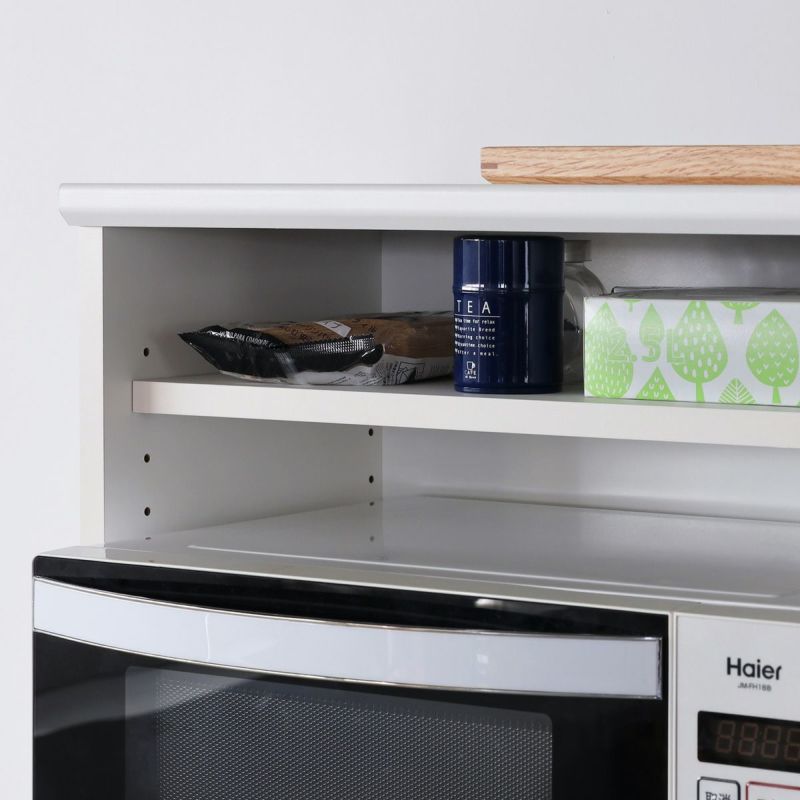 [電子レンジの上のスペースを有効活用]レンジ置き場の上部には3cm間隔で高さを調節できる移動棚があります。電子レンジの上にキッチン小物を置いて、スペースを有効活用できます。