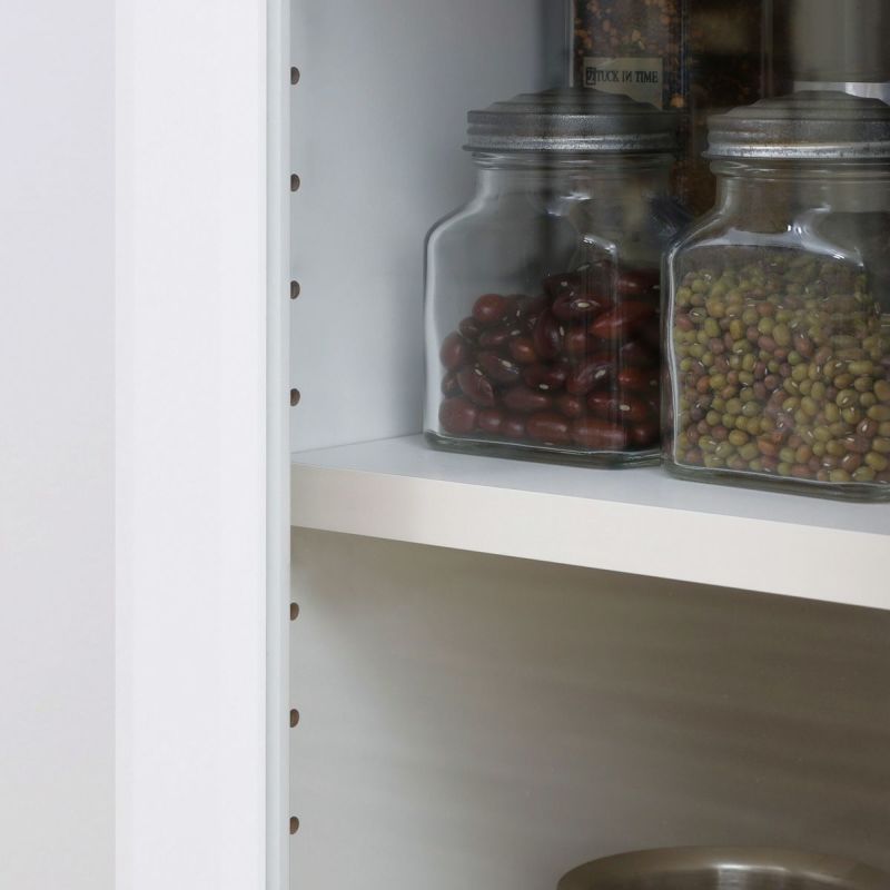 [高さを調節できる移動棚]ガラス扉内の棚板も3cm間隔で高さを調節できる移動棚。収納したい物に合わせて棚の高さを決めることができます。