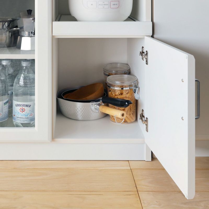 [木製扉で隠す収納]木製の扉は生活感が出やすい鍋やボウルなどのキッチン用品を隠して収納できます。