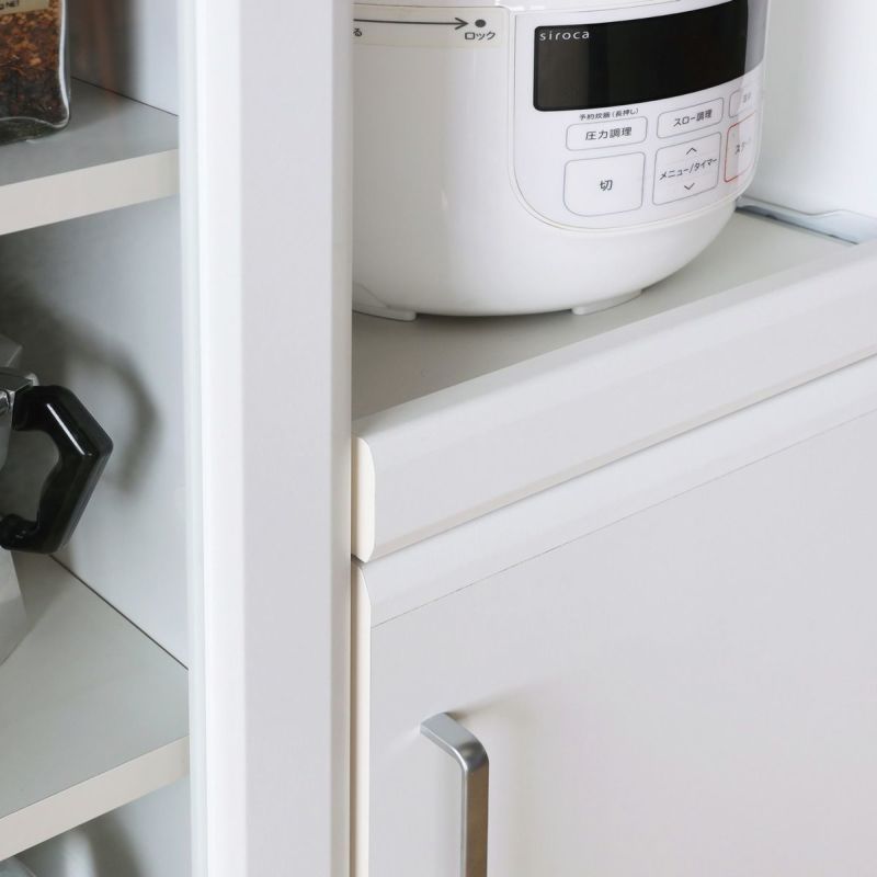 [立体的なデザイン]扉やスライド棚は角を取った立体的なデザインです。メリハリのある陰影で高級感を感じられる素敵なキッチンを演出します。