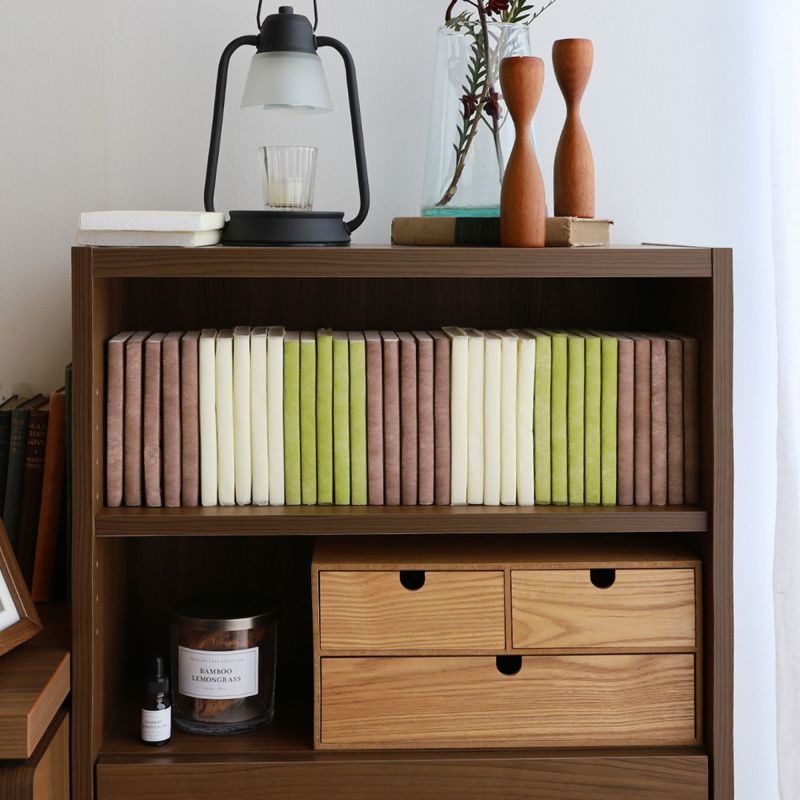 [文庫本を35冊収納できます]棚1段の内寸幅は52.7cm。文庫本を約35冊収納できるサイズです。