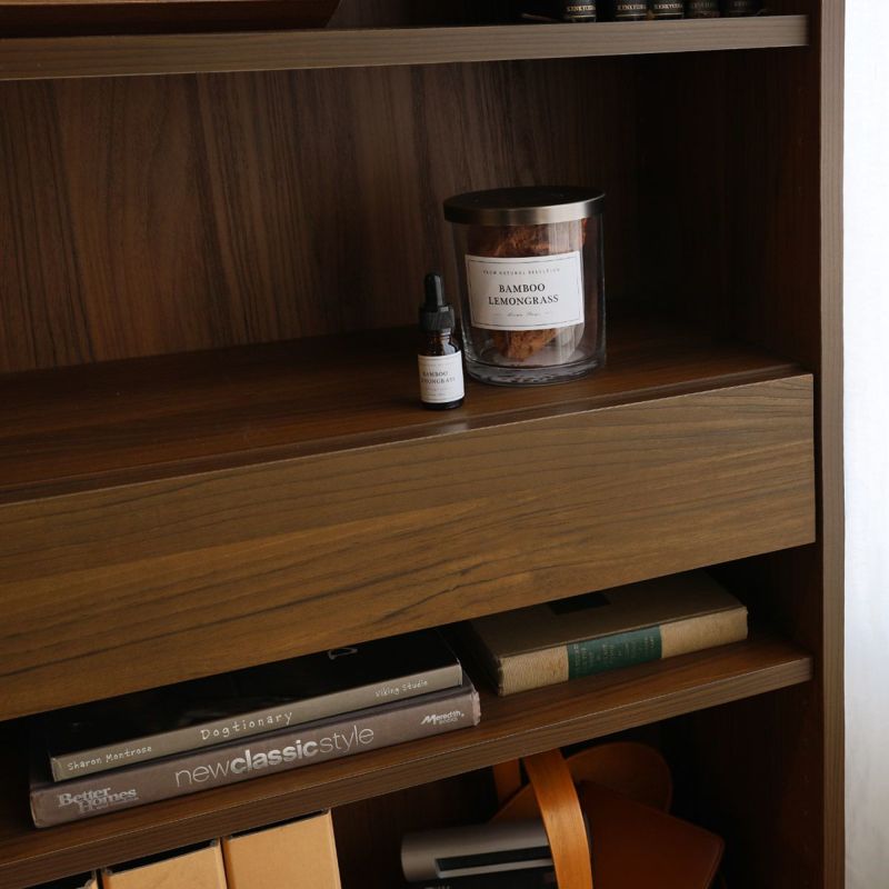 [木質感のあるシート]自然の素材感が表現された、優しい印象を与える木目調となっています。