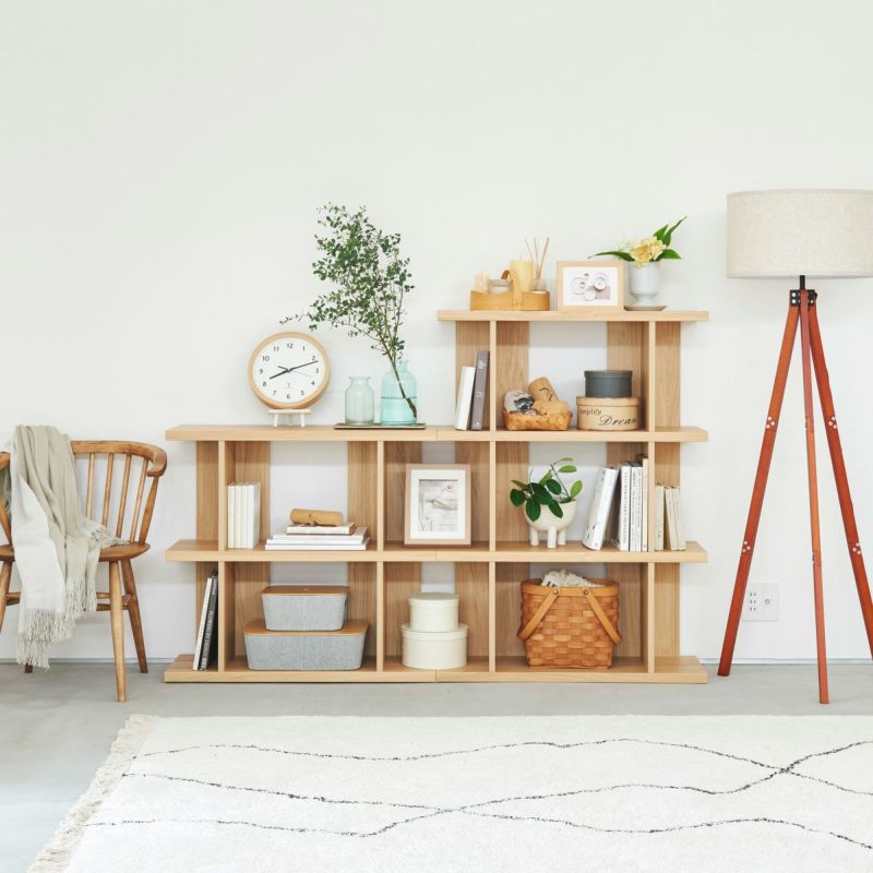 [組み合わせてレイアウト]複数の商品を横に並べて使うと左右の棚の高さが揃って1つの棚のように。サイズ違いで並べると、段差がおしゃれなインテリアを楽しめます。