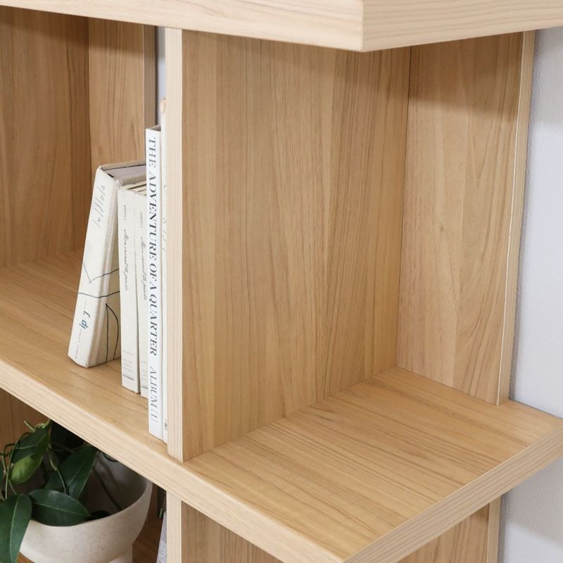 [木質感のあるシート]自然の素材感が表現された、優しい印象を与える木目調となっています。