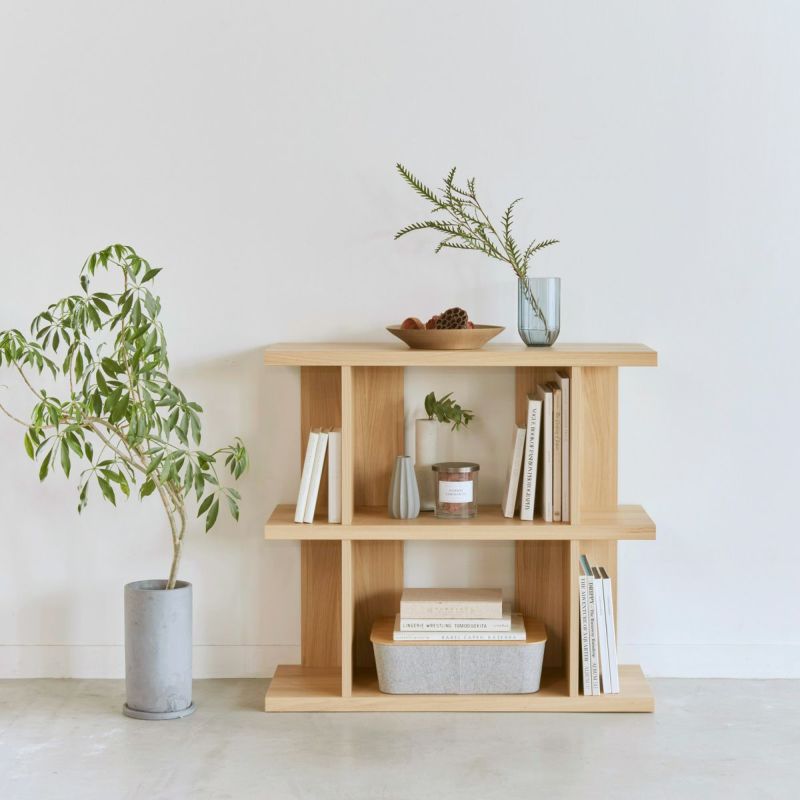 [プラスワンで彩る暮らし]サイドに飛び出した棚のデザインでお部屋をおしゃれにするディスプレイラック。"飾る"インテリアで暮らしを彩ります。