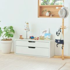 [子供の成長に合った収納をつくれるキッズ家具]シンプルなデザインと連結機能で長く使えるキッズ用チェスト。子供服をすっきり収納して、子供も片付けやすい収納をつくることができます。