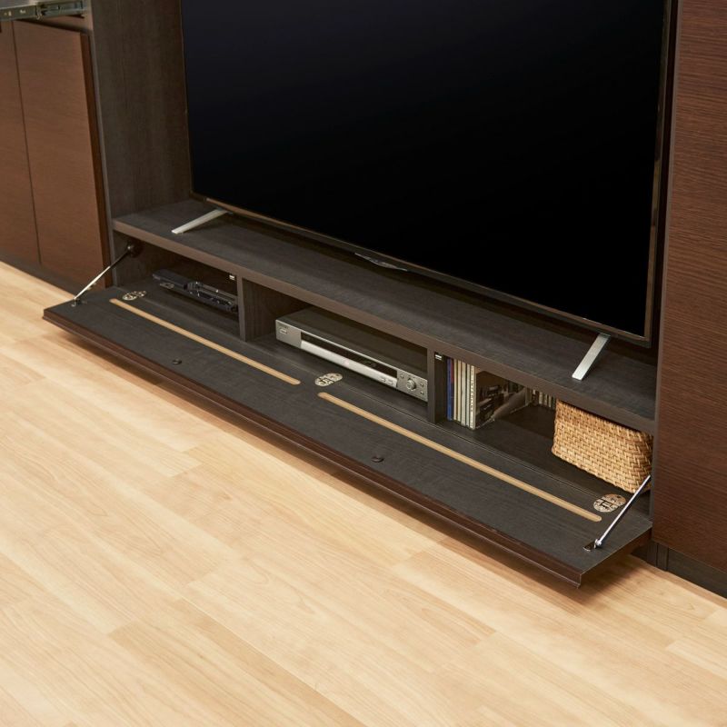 [AV機器が収納できるフラップ扉収納]扉はゆっくり開くブレーキ機能付きのフラップ扉です。扉内の3か所に区切られた収納スペースには、ブルーレイレコーダーなどを収納できます。※画像はDK色