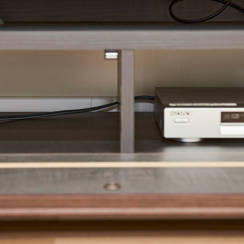 [フラップ扉内の配線構造]フラップ扉内にある中仕切りの後ろに隙間があるので、AV機器などのコードを横に通すことができます。※画像はDK色