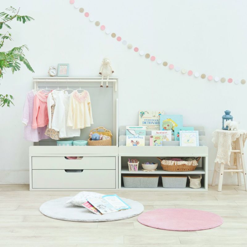 [おもちゃ収納も合わせてキッズスペースをつくれる]同シリーズのおもちゃ収納も合わせて使えば、リビングの一角を統一感のあるキッズスペースにすることができます。