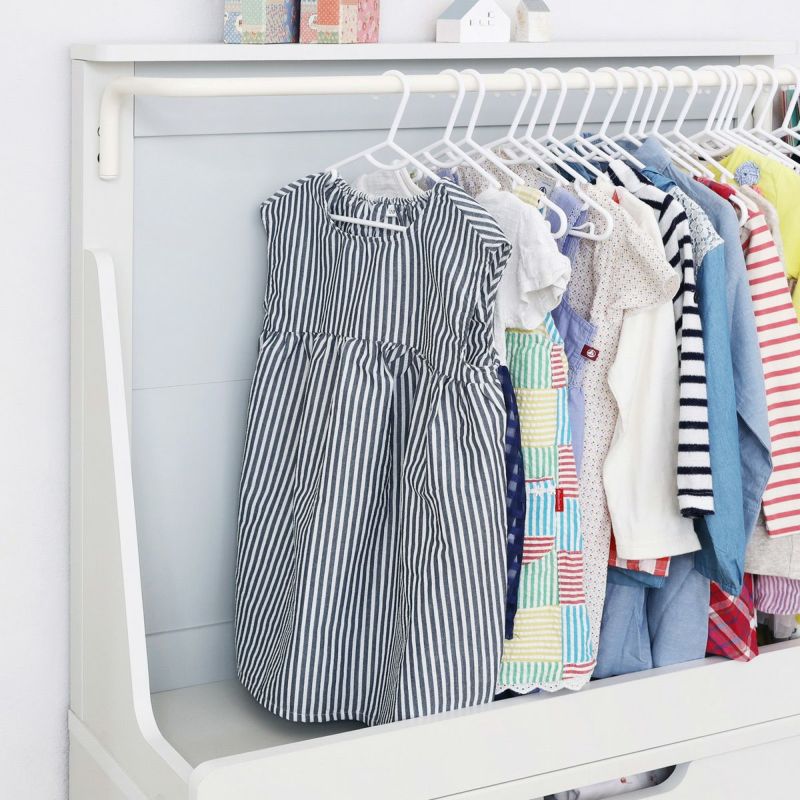 [120サイズまでの子供服が掛けられる高さ]ハンガーパイプまでの高さは70cm。120サイズまでの子供服が掛けられる高さです。※幅30cmのキッズハンガーを使用しています