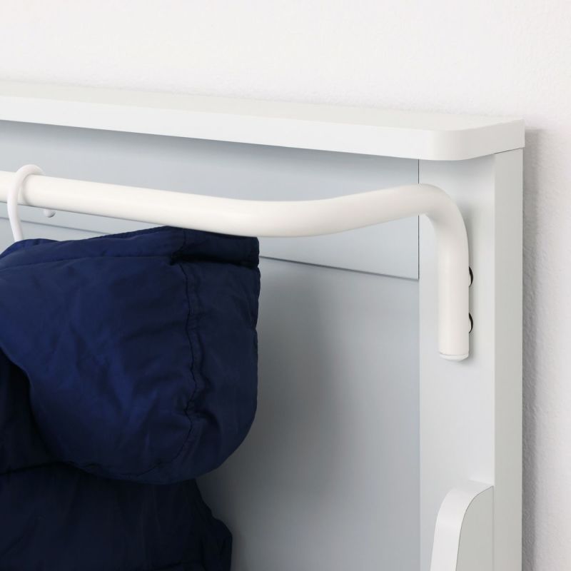 [グレーカラーが遊び心のあるデザイン]背板は明るいグレーカラー。掛けた子供服の間からグレーが見える、子供らしい遊び心を持たせたデザインです。