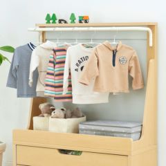 [子供の成長に合った収納をつくれるキッズ家具]シンプルなデザインと連結機能で長く使えるキッズ用ハンガーラック。子供服をすっきり収納して、子供も片付けやすい収納をつくることができます。