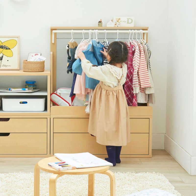 [子供でも選びやすく、片付けやすい]ハンガーに掛けて収納することで服が見やすくなるので、子供でも選びやすい収納になります。自分で選んだり片づけたりする習慣づけを促すことができます。※モデル身長：105cm