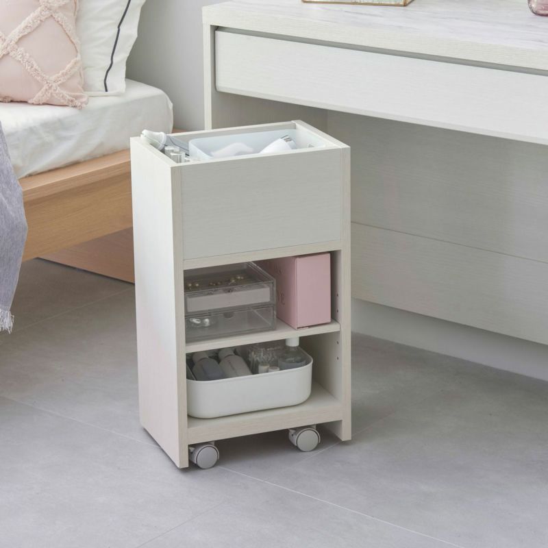 [メイク時間をもっと私らしく、特別に。]ドレッサーと合わせてよりメイク時間を快適にするサイドワゴン。朝、ドレッサーに向かってメイクをして、素敵な自分で一日が始まります。