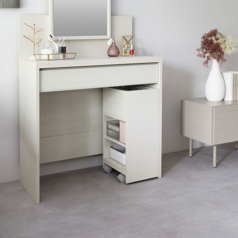 [ドレッサーにぴったり収まるサイズ]ワゴンはドレッサーの引き出し下スペースにぴったり収まるサイズ。使わないときはしまっておけるから邪魔にならず見た目もすっきりします。