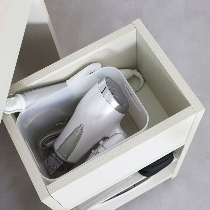 [ドライヤーなどは上部スペースに]ワゴン上部の内寸は幅29.5cm、奥行19.2cm、高さ16.6cm。ドライヤーやヘアアイロンなどの大きいモノの収納におすすめです。