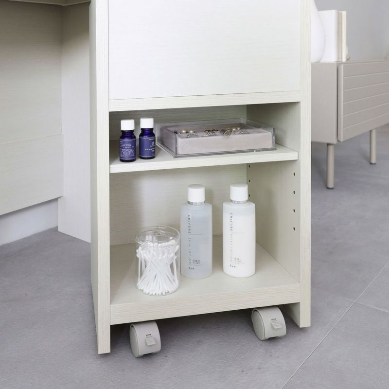 [下部収納はボトルやメイクポーチを]下部の収納には、ドレッサーの引き出しに入らないボトルやメイクポーチなどの収納におすすめ。コットンやメイクスポンジなどのストックにも最適です。