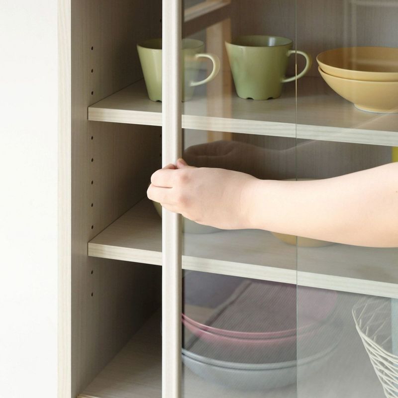 [開閉に場所を取らない引き戸]ガラス扉は引き戸タイプ。食器などの収納物をさっと取り出しやすくておすすめです。