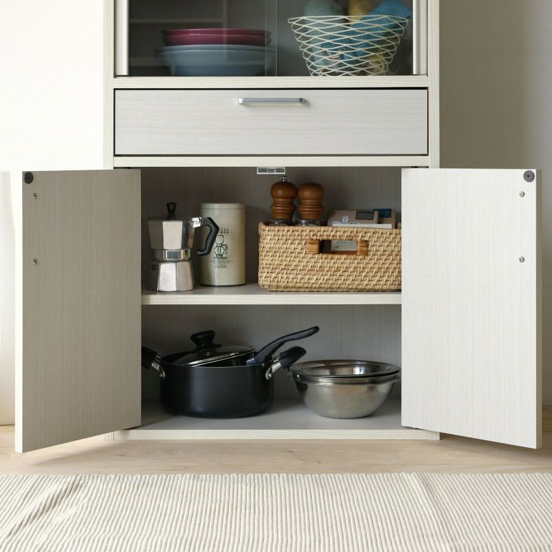 [木製扉で隠す収納]木製の扉は生活感が出やすいキッチン用品を隠して収納できます。