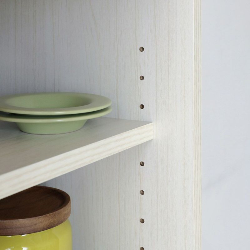 [高さを調節できる移動棚]棚板は3cm間隔で高さを調節できる移動棚。収納したい物に合わせて棚の高さを決めることができます。